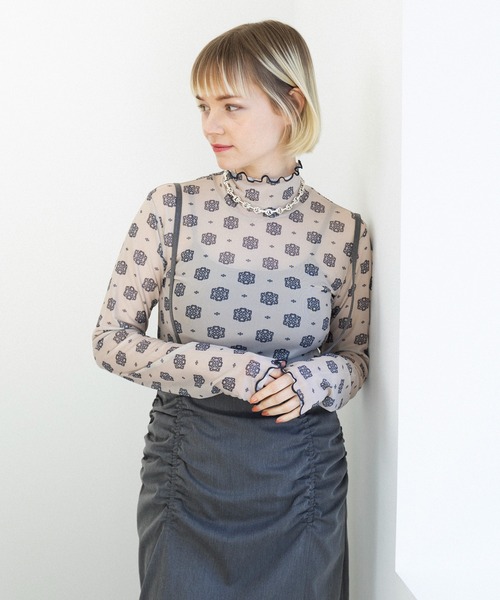 MAISON BREEZE reveur(メゾンブリーズレヴール)の「【MAISON BREEZE reveur】high neck printed sheer tops ハイネックプリントメローシアートップス(Tシャツ/カットソー・レディース・ベージュ系その他2/ブラック系その他2/ベージュ/ブラック・FREE)」の10枚目の写真