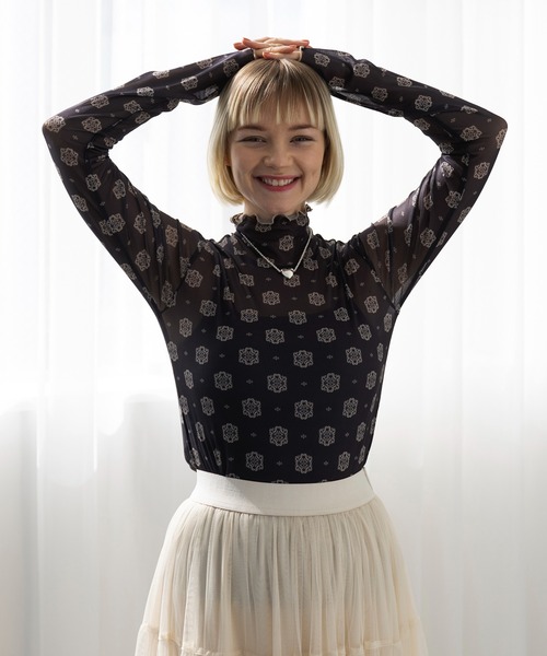 MAISON BREEZE reveur(メゾンブリーズレヴール)の「【MAISON BREEZE reveur】high neck printed sheer tops ハイネックプリントメローシアートップス(Tシャツ/カットソー・レディース・ベージュ系その他2/ブラック系その他2/ベージュ/ブラック・FREE)」の11枚目の写真