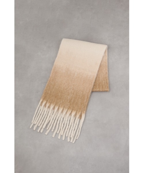 AZUL by moussy（アズールバイマウジー）の「グラデーションロングマフラー（マフラー・レディース・ベージュ系その他/グレー系その他・FREE）」の9枚目の写真