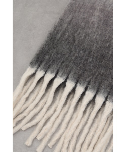 AZUL by moussy（アズールバイマウジー）の「グラデーションロングマフラー（マフラー・レディース・ベージュ系その他/グレー系その他・FREE）」の6枚目の写真