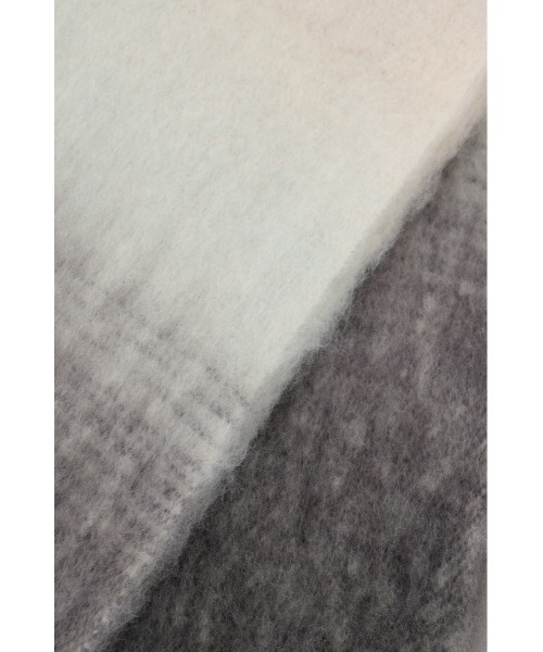 AZUL by moussy（アズールバイマウジー）の「グラデーションロングマフラー（マフラー・レディース・ベージュ系その他/グレー系その他・FREE）」の7枚目の写真