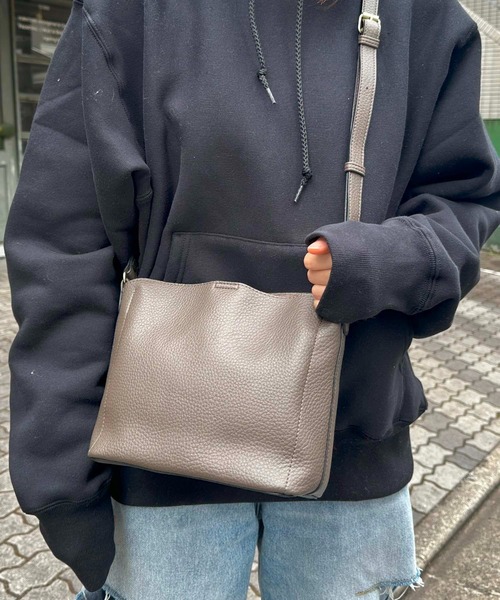 Legato Largo(レガートラルゴ)の「Legato Largo / レトロシボ ショルダー / LH-D1372(ショルダーバッグ・レディース・ダークブラウン/ベージュ/ライトブラウン/ターコイズブルー/ブラック/ライトグレー/ミント・ONESIZE)」の5枚目の写真