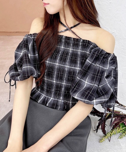 INGNI（イング）の「シャーリングオフショルブラウス（シャツ/ブラウス・レディース・オフホワイト/ブラウン系その他2/ネイビー系2/ブラック/ブラック系/ピンク・M）」の4枚目の写真