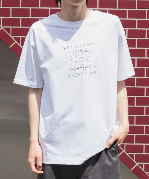 ITEMS URBANRESEARCH(アイテムズ アーバンリサーチ)の「レタード刺繍Tシャツ creativity(Tシャツ/カットソー・メンズ・チャコールグレー/ブラック/ホワイト・MEDIUM/LARGE)」の1枚目の写真
