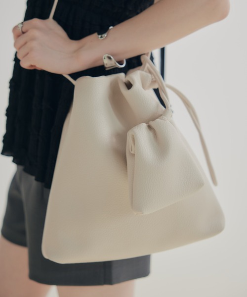 ECREL(エクレール)の「ポーチセットドロストショルダーバッグ(ショルダーバッグ・レディース・ベージュ/ブラック/アイボリー・FREE)」の1枚目の写真