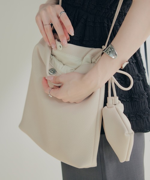 ECREL(エクレール)の「ポーチセットドロストショルダーバッグ(ショルダーバッグ・レディース・ベージュ/ブラック/アイボリー・FREE)」の7枚目の写真