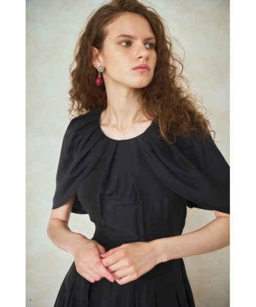 美品　エステラケー　Lizzie Dress バルーンケープカットアウトドレス Lizzie Dress バルーンケープカットアウトドレス（ワンピース