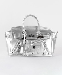 【 ショルダーストラップ付き2WAY 】ベルテッドキーチャームフラップスクエアハンドバッグ / ( 2WAY ) belted key charm flap square handbag