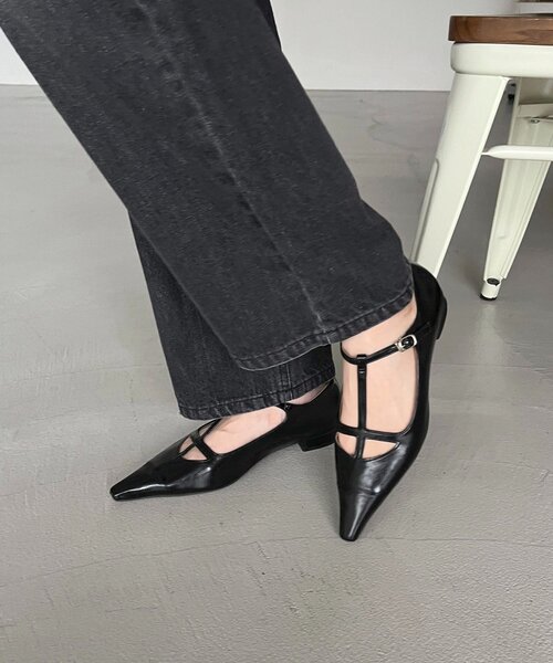 CAPRICIEUX LE'MAGE（カプリシューレマージュ）の「【オケージョンにも◎】Tストラップフラットパンプス（パンプス・レディース・ブラック・38/37/36）」の2枚目の写真