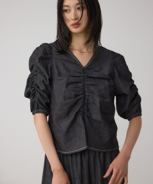 AZUL by moussy（アズールバイマウジー）の「フロントギャザースリーブブラウス（シャツ/ブラウス・レディース・ダークブルー/ブラック・FREE）」の2枚目の写真