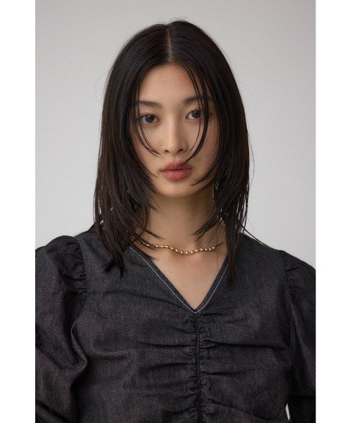 AZUL by moussy（アズールバイマウジー）の「フロントギャザースリーブブラウス（シャツ/ブラウス・レディース・ダークブルー/ブラック・FREE）」の3枚目の写真