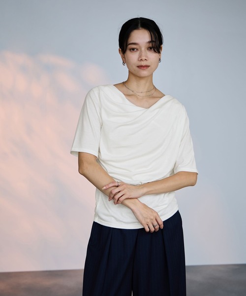 Mac-House(マックハウス)の「milli de l'air ドレープネックプルオーバー(Tシャツ/カットソー・レディース・ライトグレー/オフホワイト/ブラック・M)」の1枚目の写真