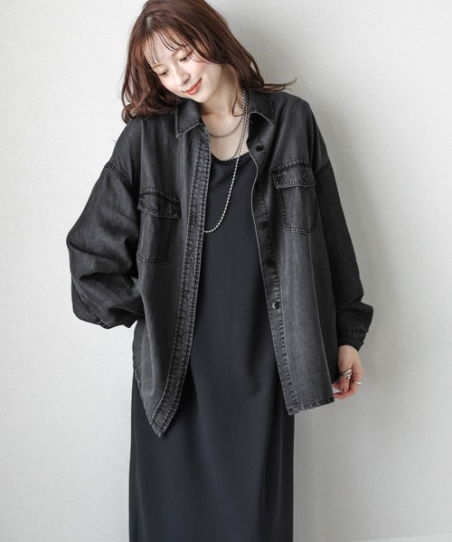 AMELY（エミリー）の「ラウンドヘムデニムシャツ（シャツ/ブラウス・レディース・ブラック/ライトブルー/ブルー・フリー）」の2枚目の写真