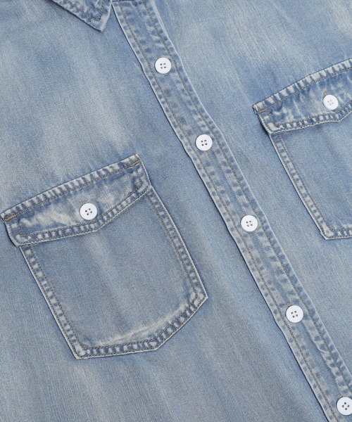 AMELY（エミリー）の「ラウンドヘムデニムシャツ（シャツ/ブラウス・レディース・ブラック/ライトブルー/ブルー・フリー）」の8枚目の写真