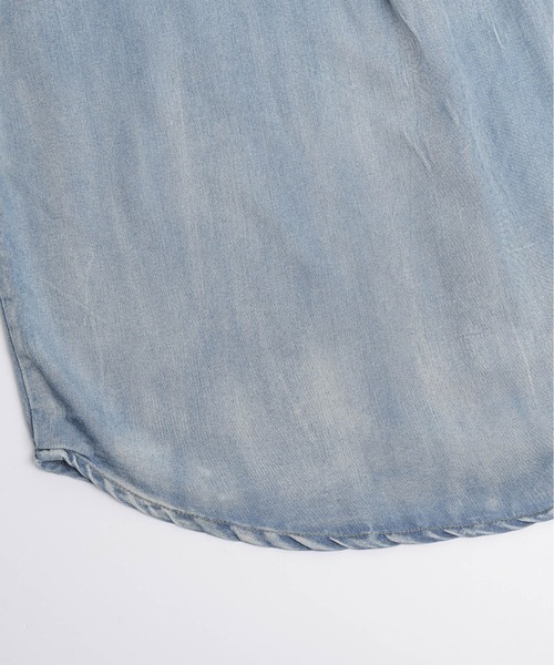 AMELY（エミリー）の「ラウンドヘムデニムシャツ（シャツ/ブラウス・レディース・ブラック/ライトブルー/ブルー・フリー）」の5枚目の写真