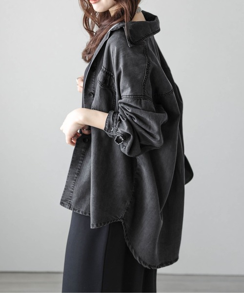 AMELY（エミリー）の「ラウンドヘムデニムシャツ（シャツ/ブラウス・レディース・ブラック/ライトブルー/ブルー・フリー）」の18枚目の写真