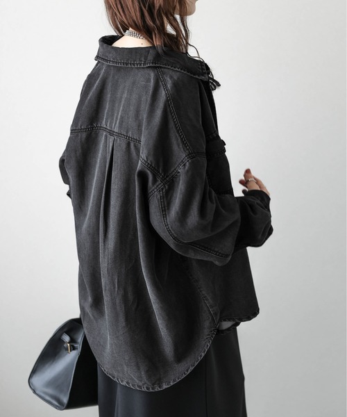 AMELY（エミリー）の「ラウンドヘムデニムシャツ（シャツ/ブラウス・レディース・ブラック/ライトブルー/ブルー・フリー）」の19枚目の写真