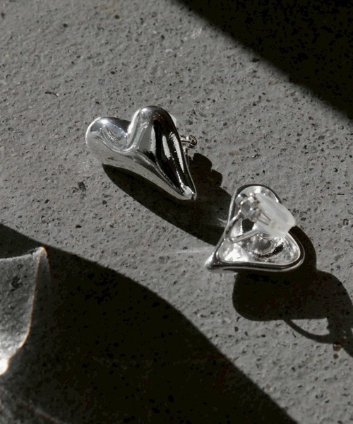 Soierie（ソワリー）の「ディストート ハート イヤリング / Distort heart earring（イヤリング・レディース・シルバー/ゴールド・FREE）」の5枚目の写真