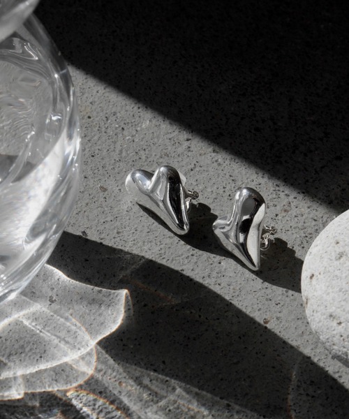 Soierie（ソワリー）の「ディストート ハート イヤリング / Distort heart earring（イヤリング・レディース・シルバー/ゴールド・FREE）」の4枚目の写真