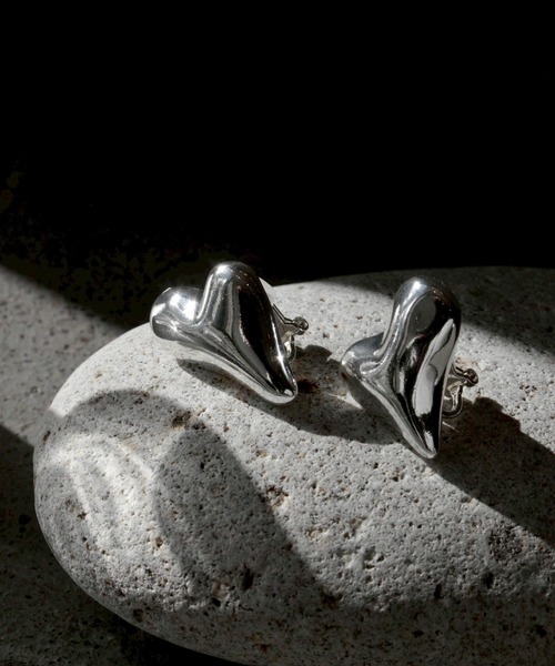 Soierie（ソワリー）の「ディストート ハート イヤリング / Distort heart earring（イヤリング・レディース・シルバー/ゴールド・FREE）」の3枚目の写真