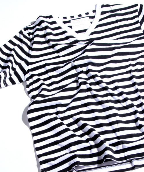 DETAILS（ディテールズ）の「DETAILS-BASIC/ Basic V-Neck Border Tee（Tシャツ/カットソー・メンズ・ホワイト×ブラック/ホワイト×ブルー・SMALL/LARGE/MEDIUM）」の2枚目の写真