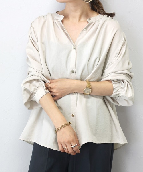Aletta vita(アレッタビータ)の「エステルローンギャザーブラウス(シャツ/ブラウス・レディース・ライトベージュ/ブラック/オフホワイト・FREE)」の4枚目の写真