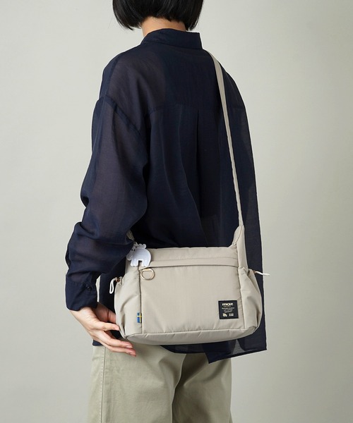 moz(モズ)の「【moz(モズ)】ボンディング ショルダーバッグ 3.5L ZLQK-01(ショルダーバッグ・レディース・グレイッシュベージュ/モカ/ブラック/ブルー・ONE SIZE)」の6枚目の写真