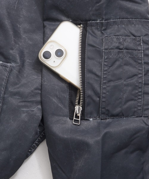 Revo.（レボ）の「ヴィンテージ加工 ヘビーナイロンツイル MA-1 パデッド ブルゾン 中綿ジャケット（MA-1・メンズ・ブラック/カーキ・M/L/XL）」の8枚目の写真