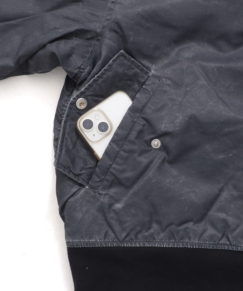 Revo.（レボ）の「ヴィンテージ加工 ヘビーナイロンツイル MA-1 パデッド ブルゾン 中綿ジャケット（MA-1・メンズ・ブラック/カーキ・M/L/XL）」の9枚目の写真
