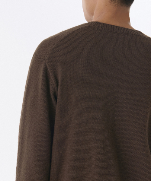 MUSINSA STANDARD（ムシンサスタンダード）の「エッセンシャルクルーネックニット[ブラウン]（ニット/セーター・メンズ・その他・SMALL/MEDIUM/LARGE/X-LARGE）」の4枚目の写真