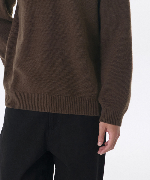 MUSINSA STANDARD（ムシンサスタンダード）の「エッセンシャルクルーネックニット[ブラウン]（ニット/セーター・メンズ・その他・SMALL/MEDIUM/LARGE/X-LARGE）」の5枚目の写真