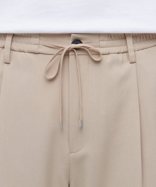 MUSINSA STANDARD（ムシンサスタンダード）の「軽量ワイドドローストリングバンディングクロップドスラックス[ベージュ]（スラックス・メンズ・その他・38/36/32/30/26/28）」の3枚目の写真
