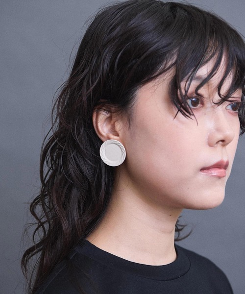 I am I in fact...（アイアムアイインファクト）の「plate ピアス（ピアス（両耳用）・レディース・ホワイト・FREE）」の3枚目の写真