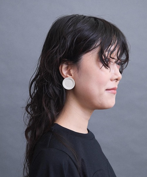 I am I in fact...（アイアムアイインファクト）の「plate ピアス（ピアス（両耳用）・レディース・ホワイト・FREE）」の4枚目の写真