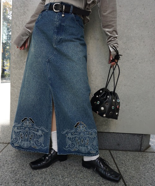 Ameri(アメリ)の「UND CUTWORK EMBROIDERY DENIM SKIRT(デニムスカート・レディース・インディゴブルー/ブラック・24inch/26inch/25inch)」の4枚目の写真