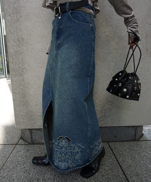 Ameri(アメリ)の「UND CUTWORK EMBROIDERY DENIM SKIRT(デニムスカート・レディース・インディゴブルー/ブラック・24inch/26inch/25inch)」の5枚目の写真