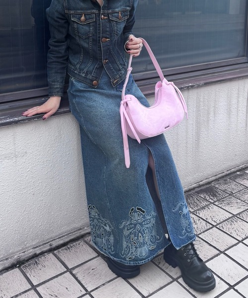 Ameri(アメリ)の「UND CUTWORK EMBROIDERY DENIM SKIRT(デニムスカート・レディース・インディゴブルー/ブラック・24inch/26inch/25inch)」の8枚目の写真