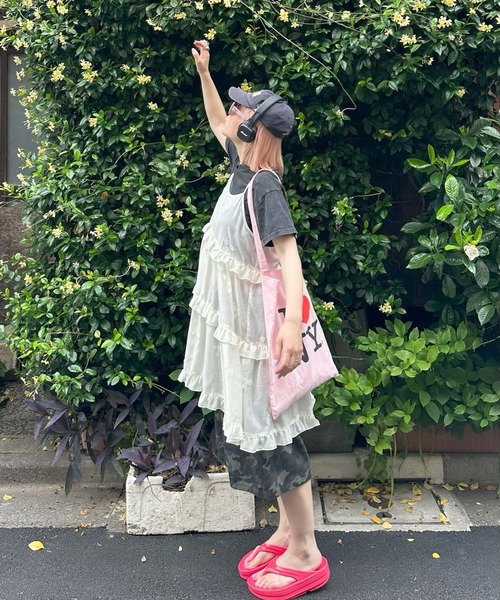 Alley Tokyo(アリートーキョー)の「フリルティアードキャミワンピミニ(ワンピース・レディース・オフホワイト/イエロー/ホワイト/ピンク/ライム/ブラック系その他/ホワイト系その他/ホワイト系1/ブラック系/アイボリー・FREE)」の12枚目の写真