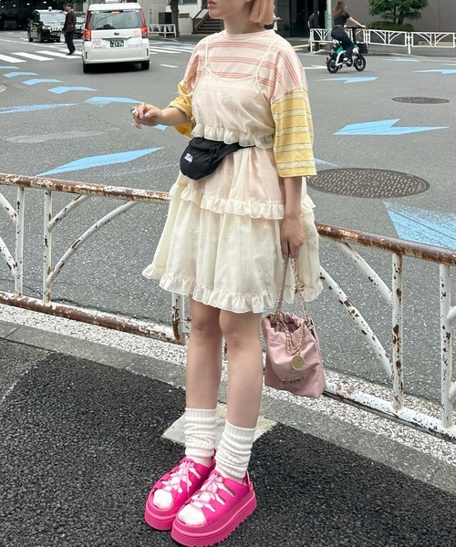 Alley Tokyo(アリートーキョー)の「フリルティアードキャミワンピミニ(ワンピース・レディース・オフホワイト/イエロー/ホワイト/ピンク/ライム/ブラック系その他/ホワイト系その他/ホワイト系1/ブラック系/アイボリー・FREE)」の17枚目の写真