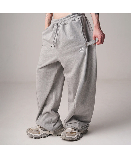ZENDUST（ジェンダスト）の「Pan Strap Wide Pants - 2COL（スウェットパンツ・レディース・ブラック/グレー・SMALL/MEDIUM/LARGE）」の2枚目の写真