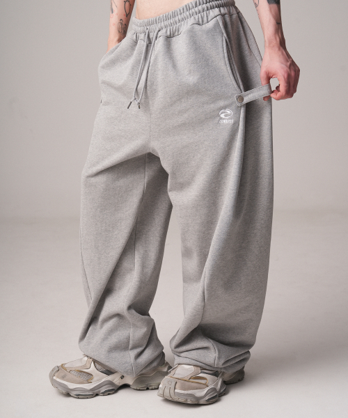 ZENDUST（ジェンダスト）の「Pan Strap Wide Pants - 2COL（スウェットパンツ・レディース・ブラック/グレー・SMALL/MEDIUM/LARGE）」の3枚目の写真