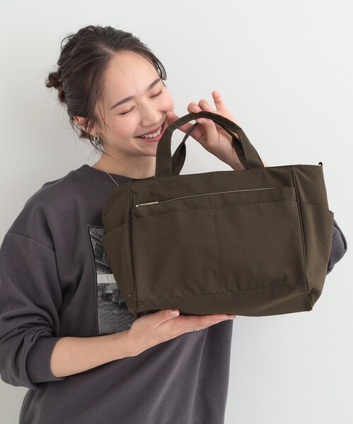 SHOO・LA・RUE（シューラルー）の「【撥水】12ポケットキャリーオントートバッグ（トートバッグ・レディース・ナチュラル/ブラック/ブラウン系・00）」の2枚目の写真