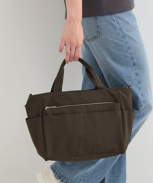SHOO・LA・RUE（シューラルー）の「【撥水】12ポケットキャリーオントートバッグ（トートバッグ・レディース・ナチュラル/ブラック/ブラウン系・00）」の6枚目の写真
