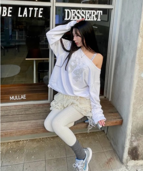 CHICKS(チックス)の「ノッティングヒル フェミニン ワンショルダー ロングスリーブ ホワイト(Tシャツ/カットソー・レディース・その他・FREE)」の1枚目の写真