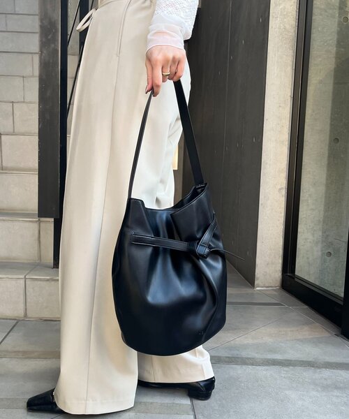 CAPRICIEUX LE'MAGE（カプリシューレマージュ）の「ベルテッドバケットトートバッグ（ショルダーバッグ・レディース・ライトベージュ/ブラック/キャメル・FREE）」の4枚目の写真