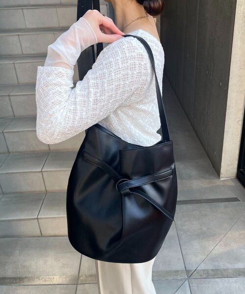 CAPRICIEUX LE'MAGE（カプリシューレマージュ）の「ベルテッドバケットトートバッグ（ショルダーバッグ・レディース・ライトベージュ/ブラック/キャメル・FREE）」の5枚目の写真