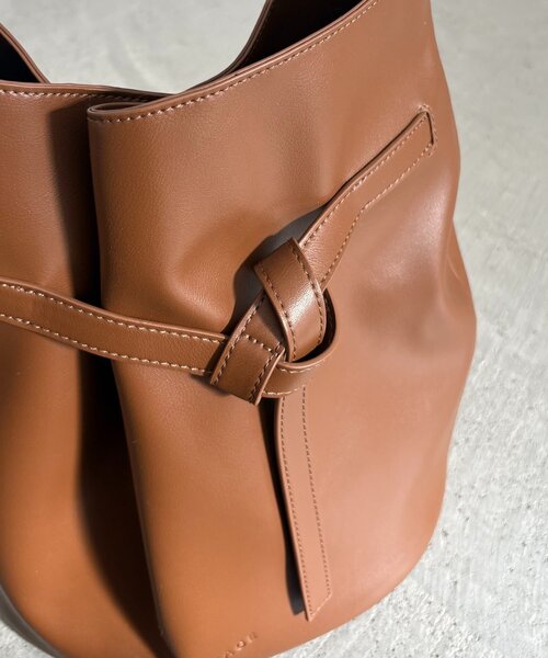 CAPRICIEUX LE'MAGE（カプリシューレマージュ）の「ベルテッドバケットトートバッグ（ショルダーバッグ・レディース・ライトベージュ/ブラック/キャメル・FREE）」の7枚目の写真