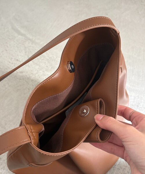 CAPRICIEUX LE'MAGE（カプリシューレマージュ）の「ベルテッドバケットトートバッグ（ショルダーバッグ・レディース・ライトベージュ/ブラック/キャメル・FREE）」の8枚目の写真