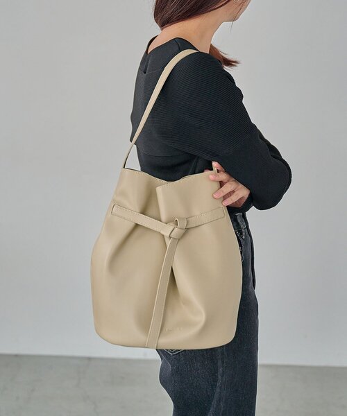 CAPRICIEUX LE'MAGE（カプリシューレマージュ）の「ベルテッドバケットトートバッグ（ショルダーバッグ・レディース・ライトベージュ/ブラック/キャメル・FREE）」の9枚目の写真