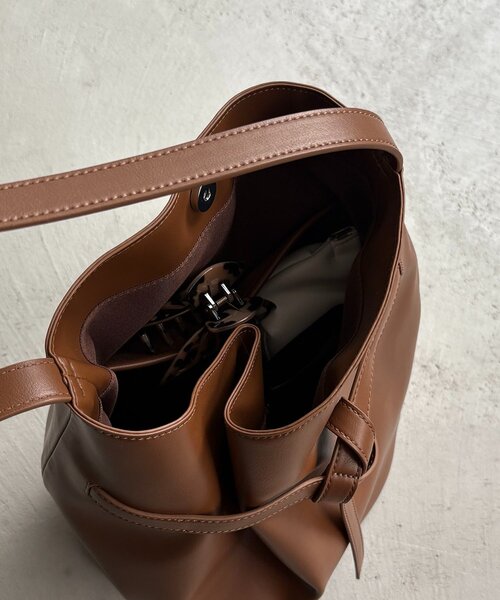 CAPRICIEUX LE'MAGE（カプリシューレマージュ）の「ベルテッドバケットトートバッグ（ショルダーバッグ・レディース・ライトベージュ/ブラック/キャメル・FREE）」の12枚目の写真